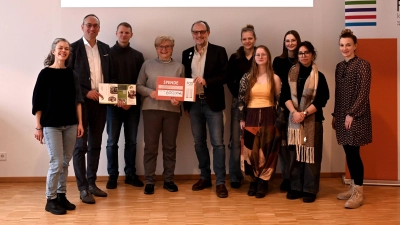 Freude bei der Spendenübergabe (von links): Theresa Winnen (Mitarbeiterin der Schulleitung der FOS), Bernhard Seidenath (Vorsitzender des Vereins „Perspektiven für Burkina Faso“), Vereins-Geschäftsführer Dominik Zachmann, seine Vorgängerin und Schatzmeisterin Irmgard Hetzinger-Heinrici, Franz Elender, (Vorsitzender des Schulvereins Fachoberschule Dachau e.V.) mit Spanischlehrerin Verena Bock, einer Schülersprecherin sowie drei Schülerinnen, die den Tapas-Stand betreut hatten. (Foto: sch)