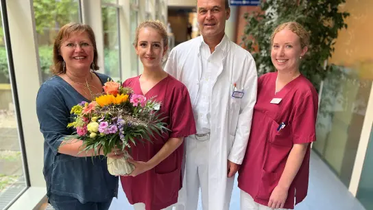 Amelie Albert (Zweite von links) bekam von Daniela Schmidt, Chefarzt Dr. Artur Klaiber und Veronika Eberl (von links) Blumen und Glückwünsche. (Foto: Kreisklinik Ebersberg)