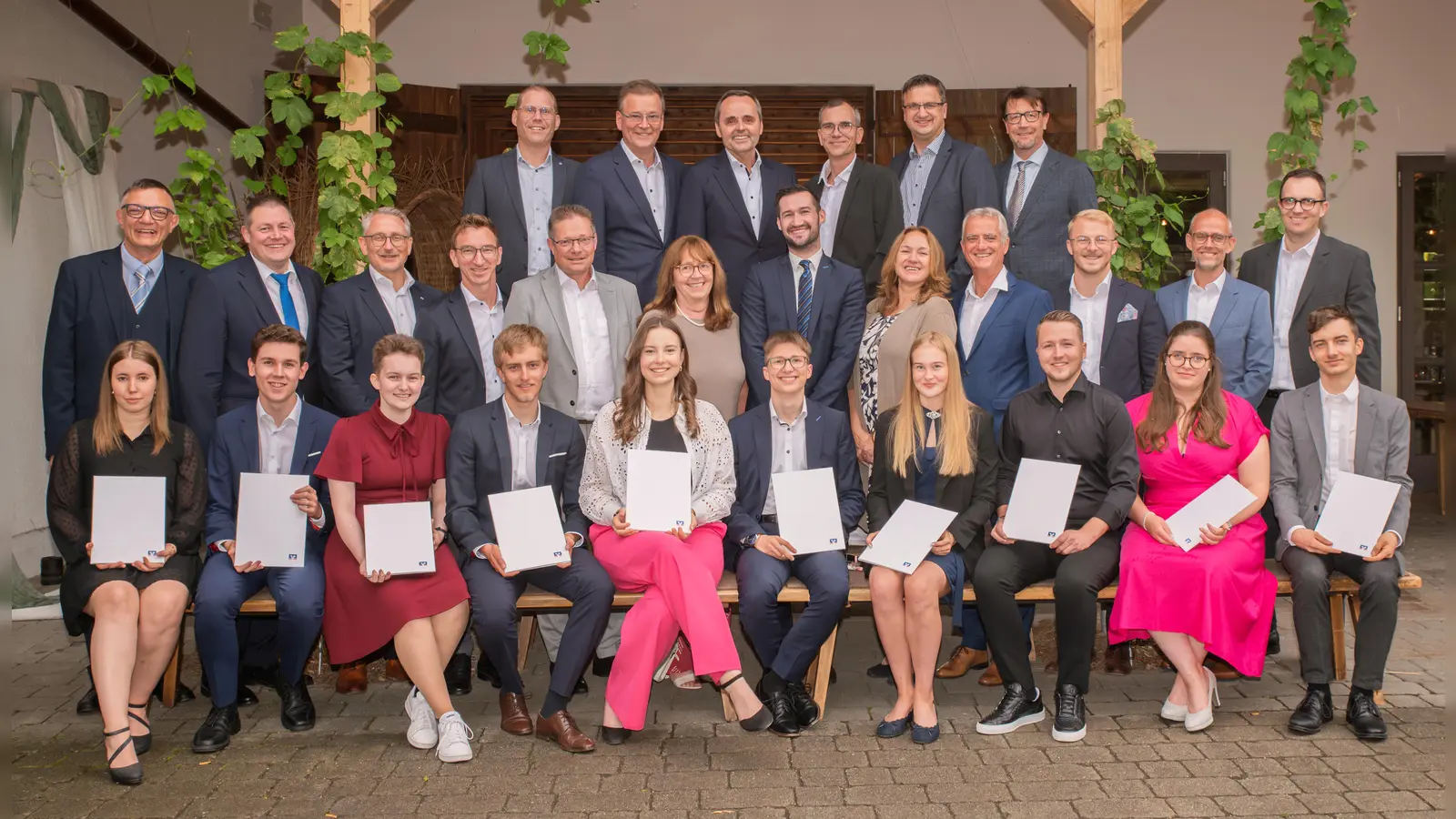 Die Freigesprochenen im Gruppenbild mit Vertretern der Berufsschule, Vorständen, Ausbildern und Referenten der Ausbildungsbanken (vorne, von links): Talea Erber, Samuel Widmann, Jessica Lechner, Paul Mairoth,Anna Berger, Christian Ludwig, Julia Stitteneder, Philipp Edtmeier, Laura Strasser, Gustav Müller. (Foto: Foto-Zeiler, Erding)