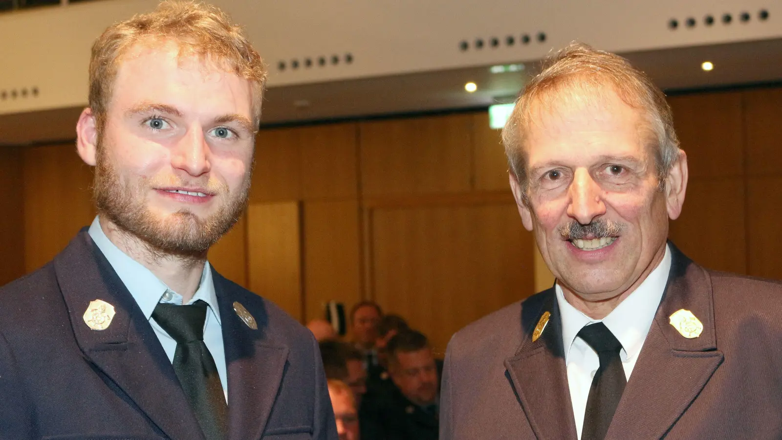In die großen Fußstapfen von Willi Vogl (amtierender Kreisbrandrat, r.) tritt Florian Pleiner (künftiger Kreisbrandrat, l.),  (Foto: Feuerwehr)