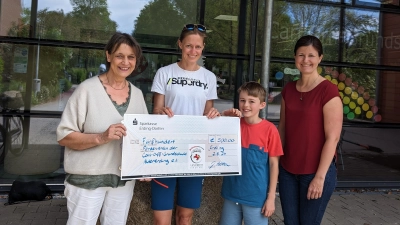 Freude bei der Scheckübergabe (von links): Schulleiterin Christine Triska-Kowol, 1. Vorsitzende des Fördervereins Nina Wöhrle, Viertklässler Luis Härter und Janine Altheimer, Vorsitzende der Bürgerstiftung. (Foto: Bürgerstiftung Landkreis Erding)