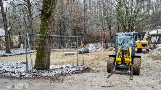 Wie hier am Fürstendamm haben auch in Attaching die Arbeiten für neue Bewegungsparks begonnen.  (Foto: Stadt Freising)
