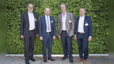 Trafen sich auf dem Unternehmerabend zum Austausch (v.li.): Roland Kalis (AOK Bayern, Direktion München), Günther Renaltner (BFW München), Rudi Schwaiger (Hans Brunner GmbH) und Bernhard Frey (AOK Bayern, Geschäftsstelle Ebersberg). (Foto: BFW München)