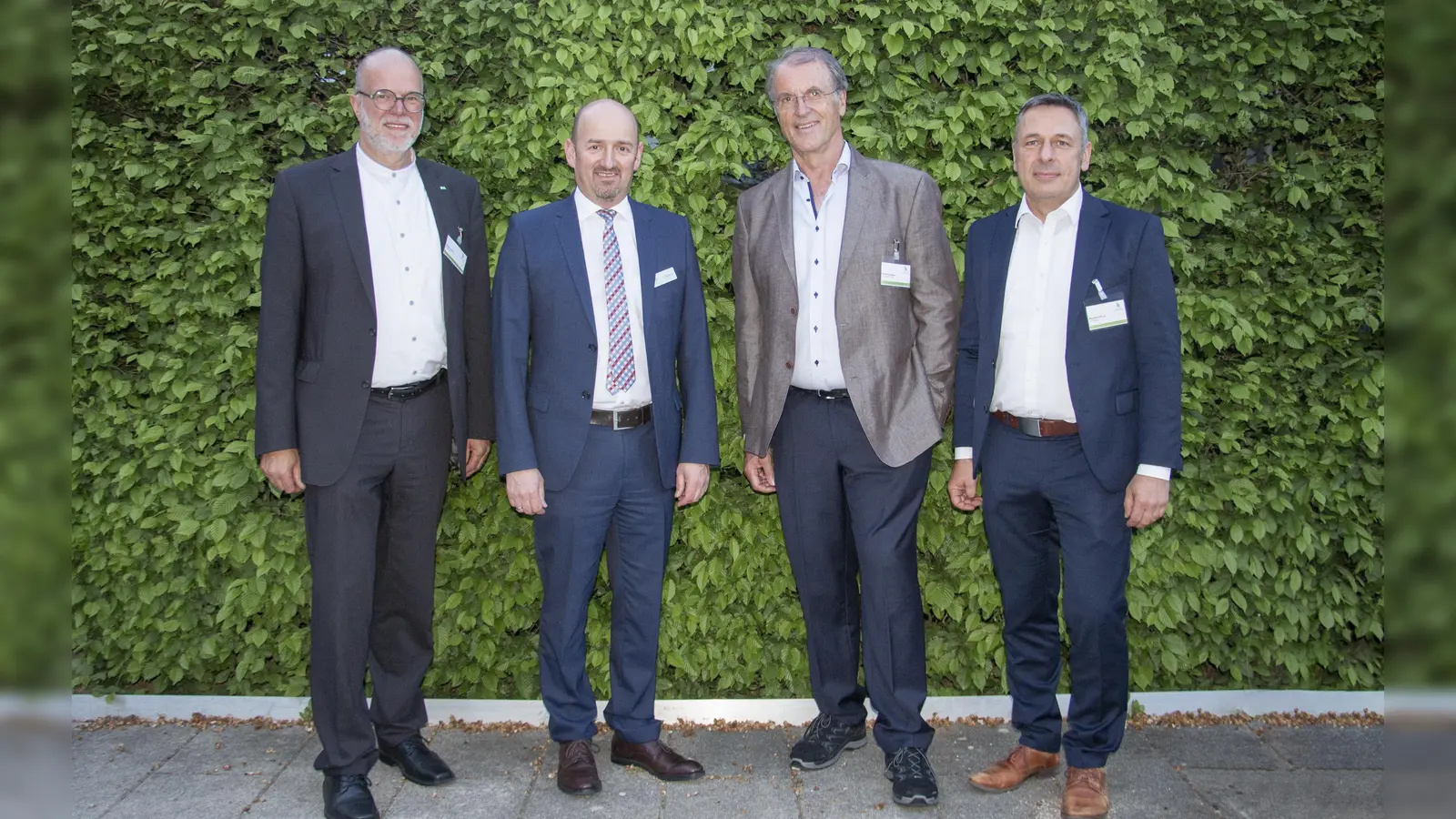Trafen sich auf dem Unternehmerabend zum Austausch (v.li.): Roland Kalis (AOK Bayern, Direktion München), Günther Renaltner (BFW München), Rudi Schwaiger (Hans Brunner GmbH) und Bernhard Frey (AOK Bayern, Geschäftsstelle Ebersberg). (Foto: BFW München)