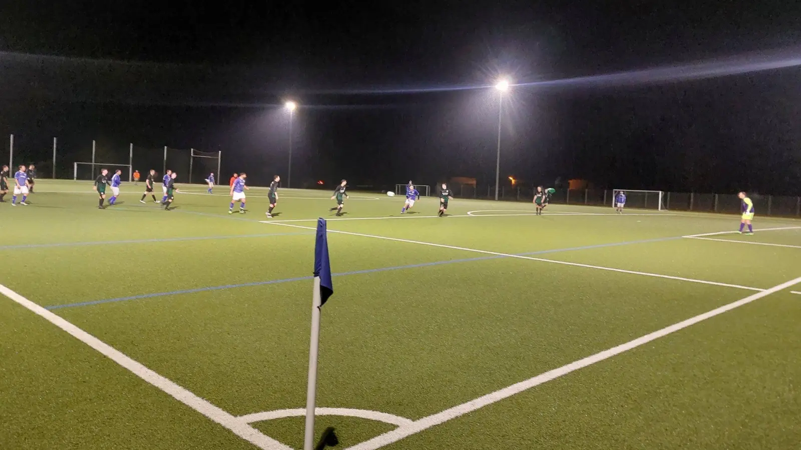 Besonders stark frequentiert ist am Wochenende der Kunstrasen des FC Moosburg, wo mehrere Teams aus dem Kreis Erding zu Gast sind. (Foto: bas)