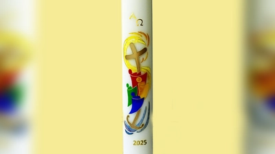 Die Osterkerze für die Langenbacher Pfarrkirche trägt heuer das leicht veränderte Logo des Heiligen Jahres 2025. Sie wurde wieder von Johanna Fischer verziert, die für die Pfarrei seit Jahren kunstvolle Osterkerzen herstellt. (Foto: R. Lex)