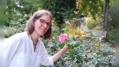 Simone Saitenfeder bietet Erzählkunst im Rosengarten.  (Foto: Veranstalter)