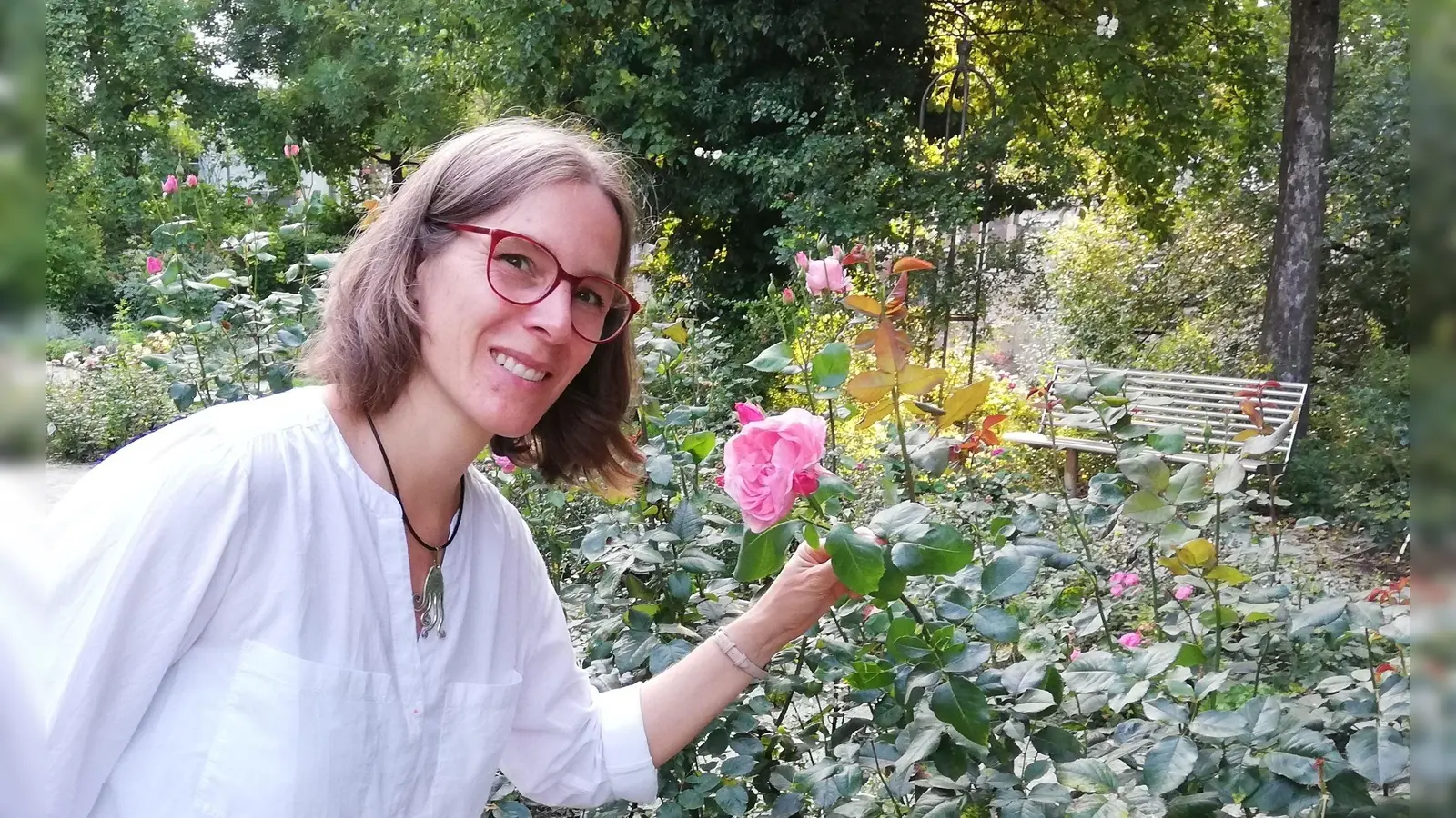 Simone Saitenfeder bietet Erzählkunst im Rosengarten.  (Foto: Veranstalter)