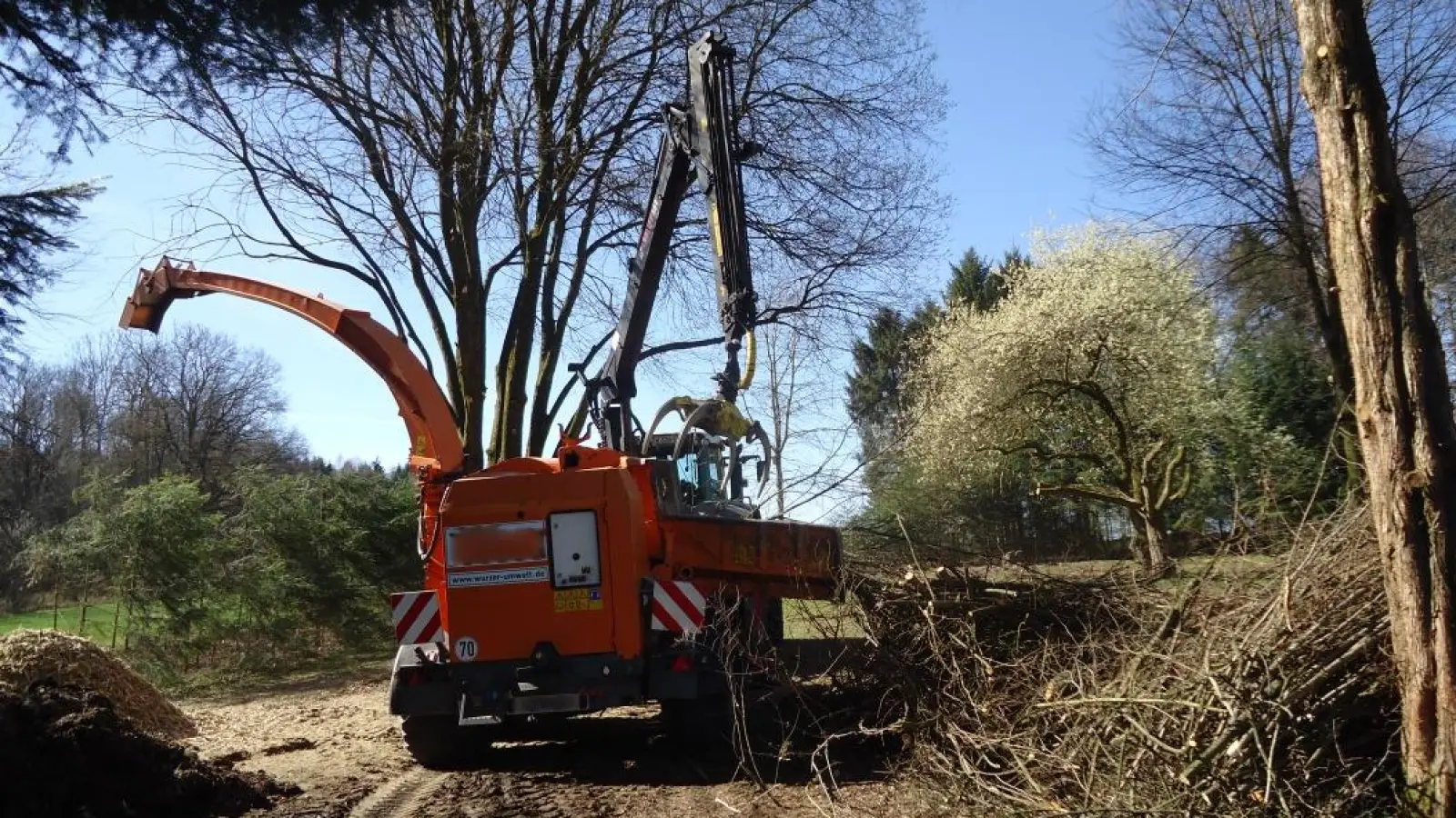 Es ist wieder Zeit für den Häcksler! (Foto: LRA)