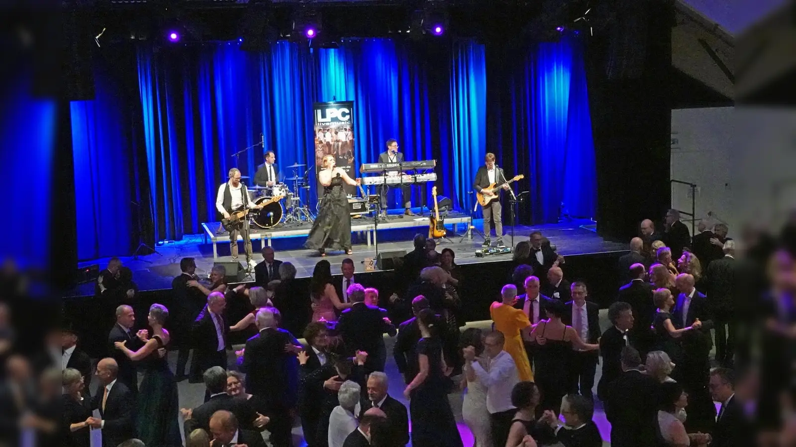 Bei der Benefizgala des Rotary Clubs Ebersberg darf wieder fröhlich das Tanzbein geschwungen werden.  (Foto: Thomas Fink)