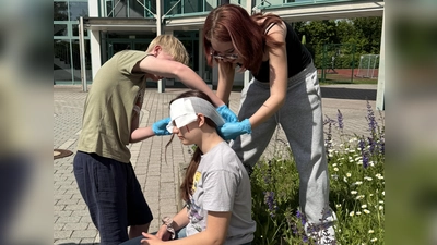 Schülerinnen und Schüler der Theater-AG schlüpften in die Rollen von Verletzten und Erkrankten - und trugen so maßgeblich zur realistischen Unfalldarstellung bei.  (Foto: Realschule Oberding)