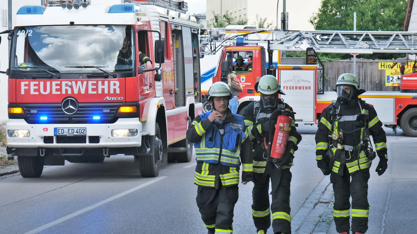 Die Einsatzkräfte auf dem Weg zur Tiefgarage am Alois-Schießl-Platz: Nach etwa 40 Minuten konnten sie Entwarnung geben. (Foto: Landratsamt Erding)