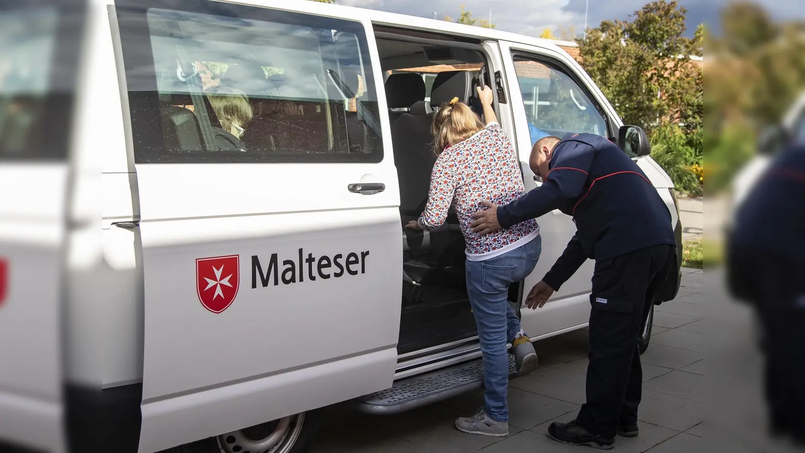 Mit Kleinbussen werden die Malteser Mitarbeitende der Isar-Sempt-Werkstätten zuverlässig befördern. (Foto: Wolf Lux/Malteser)