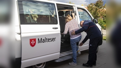 Mit Kleinbussen werden die Malteser Mitarbeitende der Isar-Sempt-Werkstätten zuverlässig befördern. (Foto: Wolf Lux/Malteser)