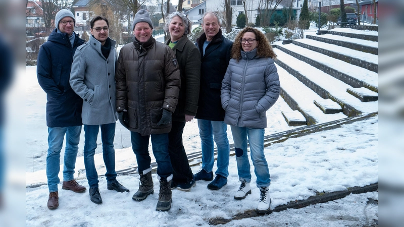 Der Theaterverein freut sich schon auf die neue Saison (v.l.): Michael Siegert, Ferdinand Maurer, Franz Stetter, Christa Hermannsgabner, Stephan Buchenrieder, Sabine Bogenrieder. (Foto: Walter Daschner)