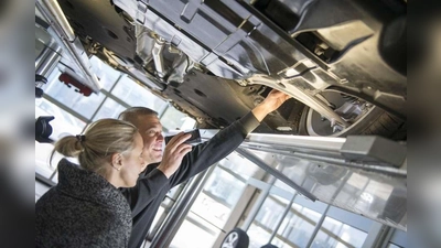 Ein Rundum-Check des Fahrzeugs gibt Sicherheit für die nächste spontane Ferienreise.  (Foto: djd/Kfzgewerbe)