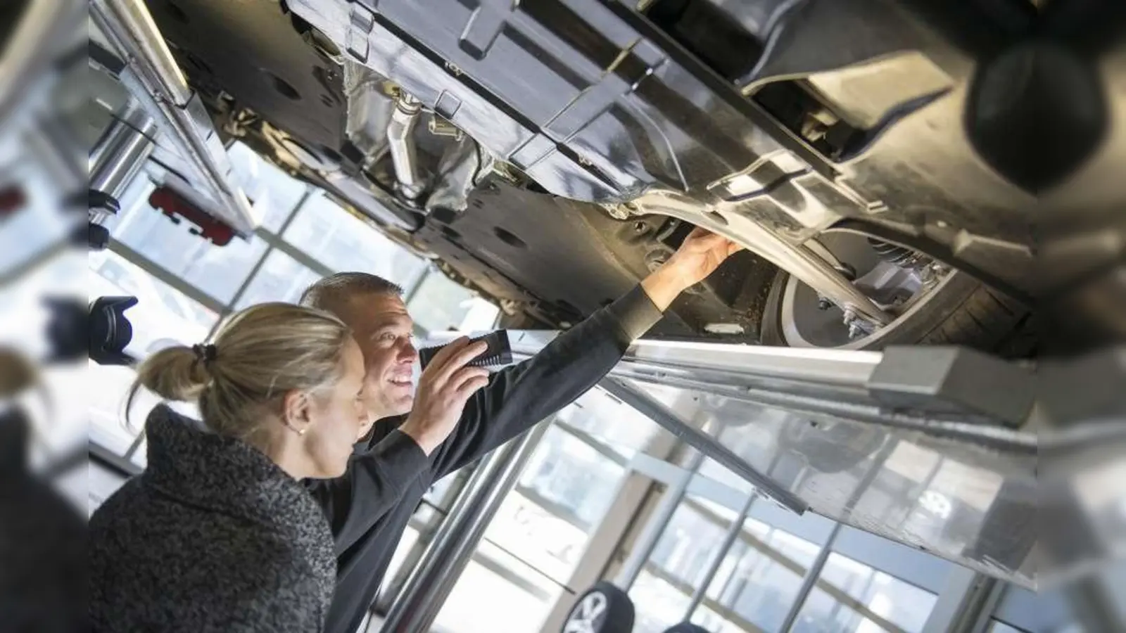 Ein Rundum-Check des Fahrzeugs gibt Sicherheit für die nächste spontane Ferienreise.  (Foto: djd/Kfzgewerbe)