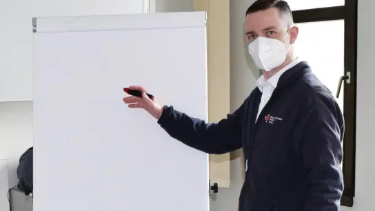 BRK-Ausbilder Kevin Riedl vermittelt die nötigen Kenntnisse. (Foto: D. Pfanzelt)