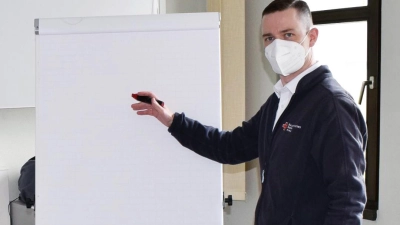 BRK-Ausbilder Kevin Riedl vermittelt die nötigen Kenntnisse. (Foto: D. Pfanzelt)