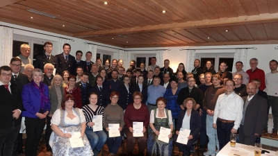 Landrat Martin Bayerstorfer mit den neuen Inhabern der blauen und goldenen Ehrenamtskarte. (Foto: LRA Erding)