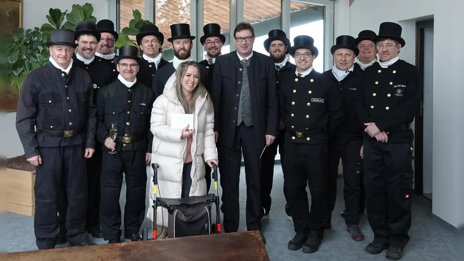 Die Kaminkehrer kamen zum Neujahrsbesuch im Landratsamt. (Foto: LRA)