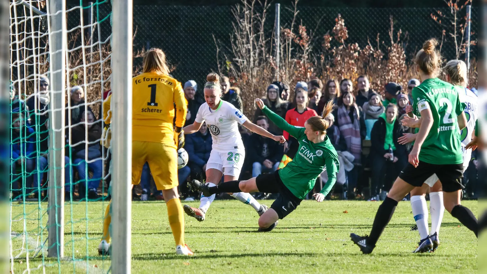 2000 Zuschauer kamen, als die Frauen des VfL Wolfsburg im November 2018 im DFB-Pokal beim damaligen Regionalligisten FC Forstern ran mussten. 2024/25 nimmt Forstern erneut am DFB-Pokal teil. (Archivbild: Christian Riedel)
