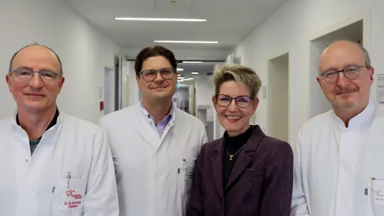 Die neue Ärztliche Direktion (v. li.): Dr. Bruno Schröder, PD Dr. Markus Neumaier und Prof. Dr. Ewert Schulte-Frohlinde (re.) zusammen mit Geschäftsführerin Maren Kreuzer. (Foto: Klinikum Freising)