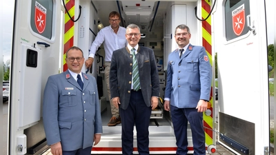Freuen sich über die neue Rettungswache (v.l.): Christoph Friedrich, Diözesan- und Landesgeschäftsführer der Malteser, Wolfgang Bremberger, Leiter der Malteser Rettungswache, Staatsminister Dr. Florian Herrmann, MdL, und Herbert Eder, Bezirksgeschäftsführer der Malteser im Bezirk Ost-Oberbayern. (Foto: Bayerische Staatskanzlei)
