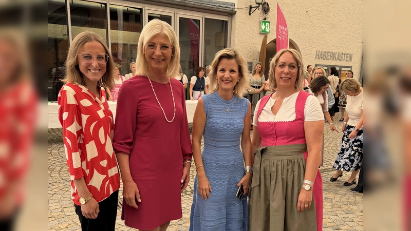 Täter konsequent verfolgen (von links): Kreisvorsitzende Nina Hieronymus, Landesvorsitzende MdL Ulrike Scharf, Bezirksvorsitzende MdB Daniela Ludwig und Barbara Fuchshuber, Kreisvorsitzende Mühldorf. (Foto: FU)