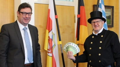 Kaminkehrer-Obmann Peter Bauer (re.) überbrachte Landrat Martin Bayerstorfer traditionell die Neujahrswünsche verbunden mit einer stattlichen Spende.<br> (Foto: cba)