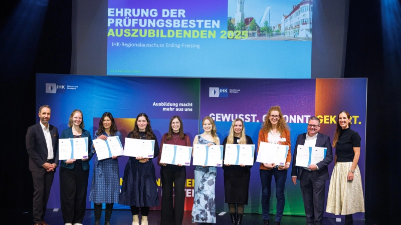 IHK-Abteilungsleiter Florian Kaiser (l.) und IHK-Vizepräsidentin Kathrin Wickenhäuser-Egger (r.) mit den fünf ausgezeichneten Top-Azubis aus der Flughafen-Region sowie deren Ausbildern und Lehrkräften. (Foto: Matthias Balk/IHK für München und Oberbayern)