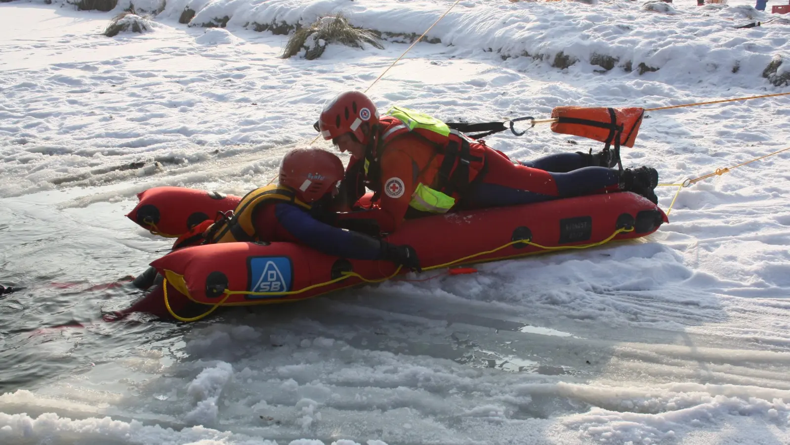 Die Ortsgruppe Moosburg bei einer Eisrettungsübung mit dem Eisrettungsgerät ESB1. (Foto: Wasserwacht Moosburg)