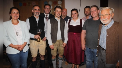 Von links: Caroline Brielmair (Beirätin EZG), Stefan Kreisz (Geschäftsführer Erdinger Weißbräu), Martin Bayerstorfer (Landrat), Daniel Gschlößl (Geschäftsführer EZG), Florian Burgholzer (2. Vorsitzender EZG), Anita Scheller (Geschäftsführende Gesellschafterin Scheller Mühle), Andreas Huber (Beirat EZG), Franz Bauschmid (1. Vorstand EZG), Franz Brandmayer (Gründungsgeschäftsführer EZG). (Foto: Hans Kronseder )