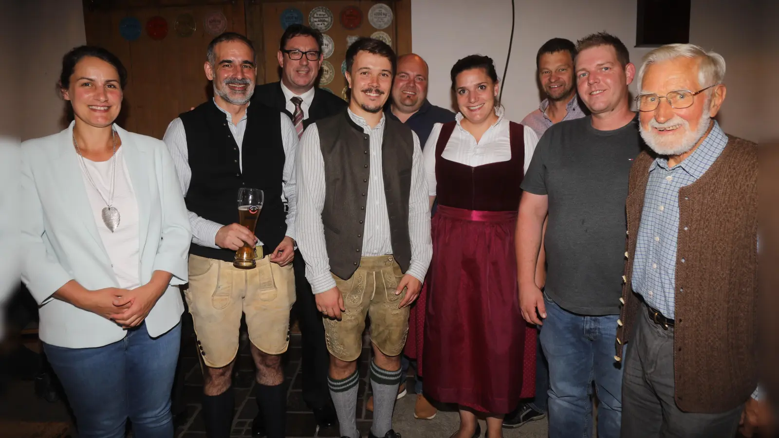 Von links: Caroline Brielmair (Beirätin EZG), Stefan Kreisz (Geschäftsführer Erdinger Weißbräu), Martin Bayerstorfer (Landrat), Daniel Gschlößl (Geschäftsführer EZG), Florian Burgholzer (2. Vorsitzender EZG), Anita Scheller (Geschäftsführende Gesellschafterin Scheller Mühle), Andreas Huber (Beirat EZG), Franz Bauschmid (1. Vorstand EZG), Franz Brandmayer (Gründungsgeschäftsführer EZG). (Foto: Hans Kronseder )