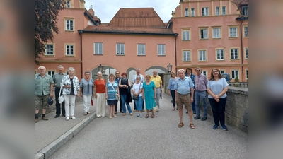 Mit einem Ausflug ins Wasserschloss in Taufkirchen an der Vils bedankte sich die Cartias bei ihren Helfern. (Foto: Caritas)