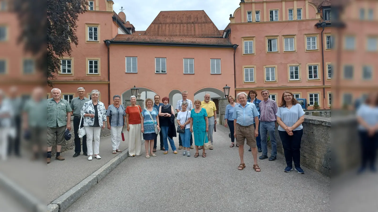Mit einem Ausflug ins Wasserschloss in Taufkirchen an der Vils bedankte sich die Cartias bei ihren Helfern. (Foto: Caritas)