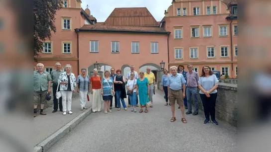 Mit einem Ausflug ins Wasserschloss in Taufkirchen an der Vils bedankte sich die Cartias bei ihren Helfern. (Foto: Caritas)