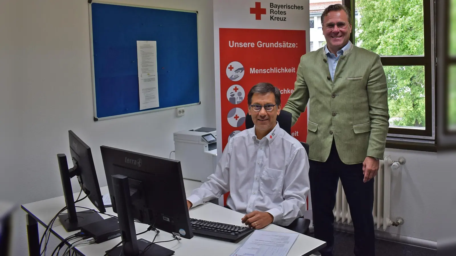 Der künftige BRK-Kreisgeschäftsführer Andreas Lindner (sitzend) mit BRK Kreisvorsitzendem Jürgen Loher (stehend). (Foto: Danuta Pfanzelt )