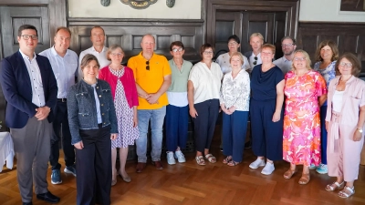 von links: Referatsleiter Bastian Altmann, Referatsleiter Karl-Heinz Wimmer, Oberbürgermeisterin Monika Schwind, Andreas Voigt (Leiter Freisinger Stadtwerke), Regina Gerber, Norman Zebisch, Beate Metz, Hannelore Michl, Betty Wulff, Ingrid Geiger, KulturamtsleiterMarkus Bader, Personalratsvorsitzende Monika Zauner, Referatsleiter Florian Notter, Petra Pachernegg, Brigitte Mößner (stellv. Leiterin Stadtplanungsamt), Ursula Kreil (Foto: Felix Matthey / Stadt Freising)