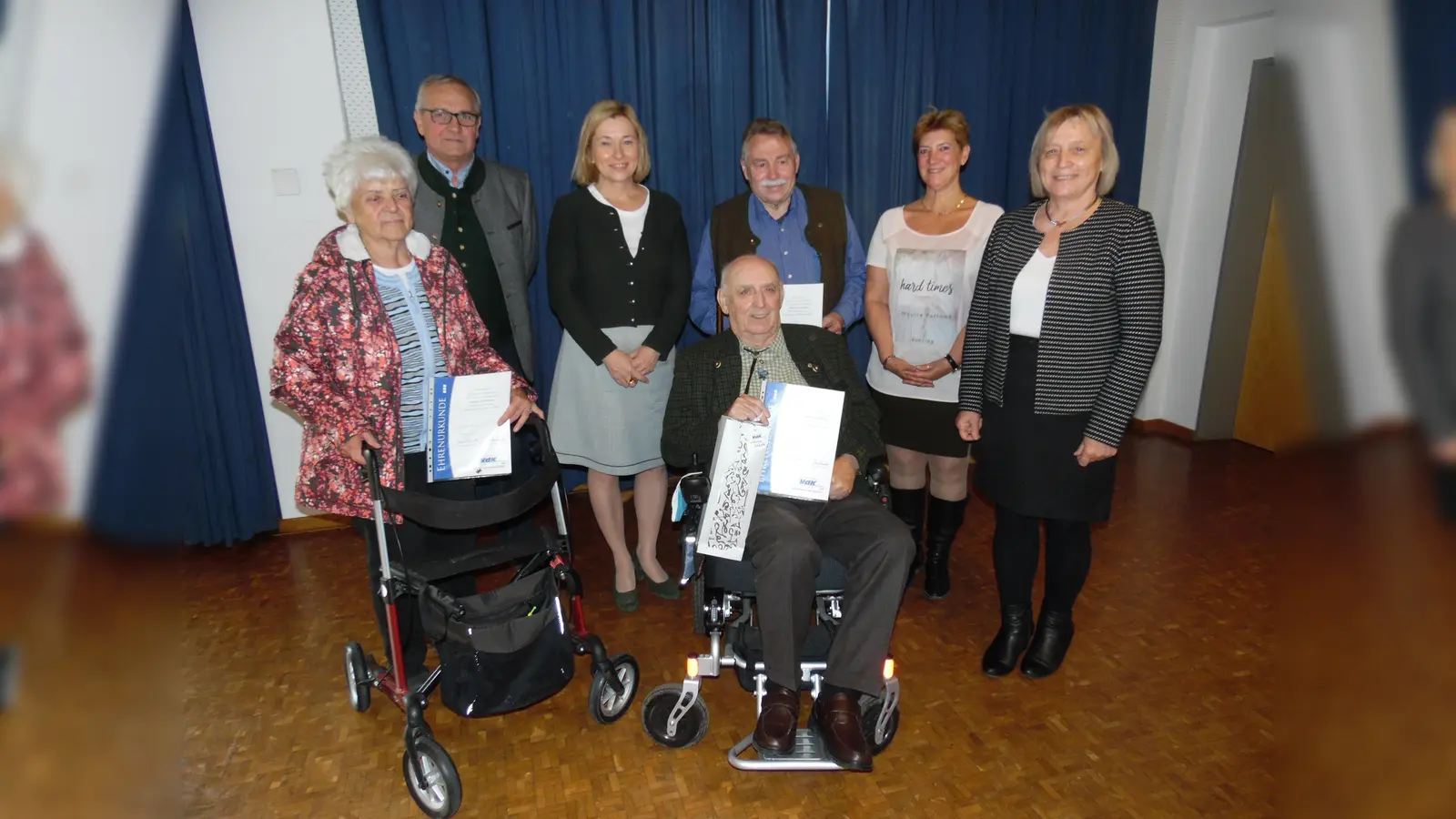 VdK Kreisvorsitzende Doris Rauscher (3.v.li) und Plienings 2.Bürgermeister Franz Bürghart (2.v.li) ließen es nicht nehmen den drei anwesenden Mitgliedern des VdK-Ortsverbandes Pliening zu ihren Auszeichnungen zu gratulieren: v.li.n.re Ingrid Helmrich, Waldemar Stockinger, dahinter: Alfred Wozasek. Gratuliert haben auch die Stellvertretende OV Hannelore Widl und OV Angelika Diefenthaler. (Foto: Georg Rittler)