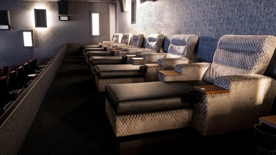 So wie hier in Passau kann man demnächst auch im Erdinger Cineplex stilvoll vor der großen Leinwand fläzen. (Foto: Cineplex)