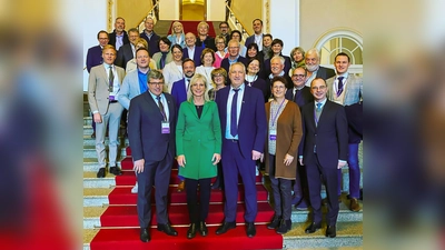 So viele Rathauschefs sieht man selten auf einem Foto: die Bürgermeister aus dem Landkreis Erding mit MdL Ulrike Scharf (vorne, 2. von links). (Foto: Bayerischer Gemeindetag)