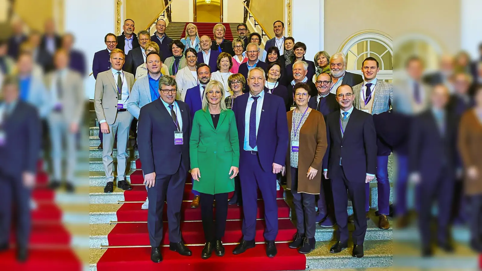 So viele Rathauschefs sieht man selten auf einem Foto: die Bürgermeister aus dem Landkreis Erding mit MdL Ulrike Scharf (vorne, 2. von links). (Foto: Bayerischer Gemeindetag)