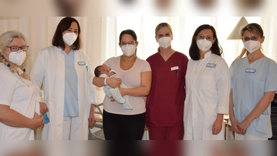 Marion Bartels und Chefärztin Dr. Helen Budiman gratulieren Nicole Perlak zur Geburt von Diyan gemeinsam mit Hebamme Ninette Schlich, Oberärztin Carla Maier und Assistenzärztin Dr. Edina Zelei (von links). (Foto: Kreisklinik)