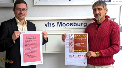 Michael Kerscher und Dr. Dominik Reither beleuchten die geschichtlichen Zusammenhänge. (Foto: vhs Moosburg)