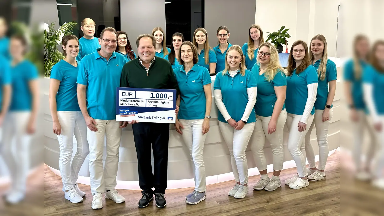 Thomas Stemmer von der Initiative krebskranke Kinder München e.V. flankiert von Dr. Rainer Kühn (li.) und Dr. Sandra Luber (re.) mit dem Team des Ärztekollegiums Erding. (Foto: red)