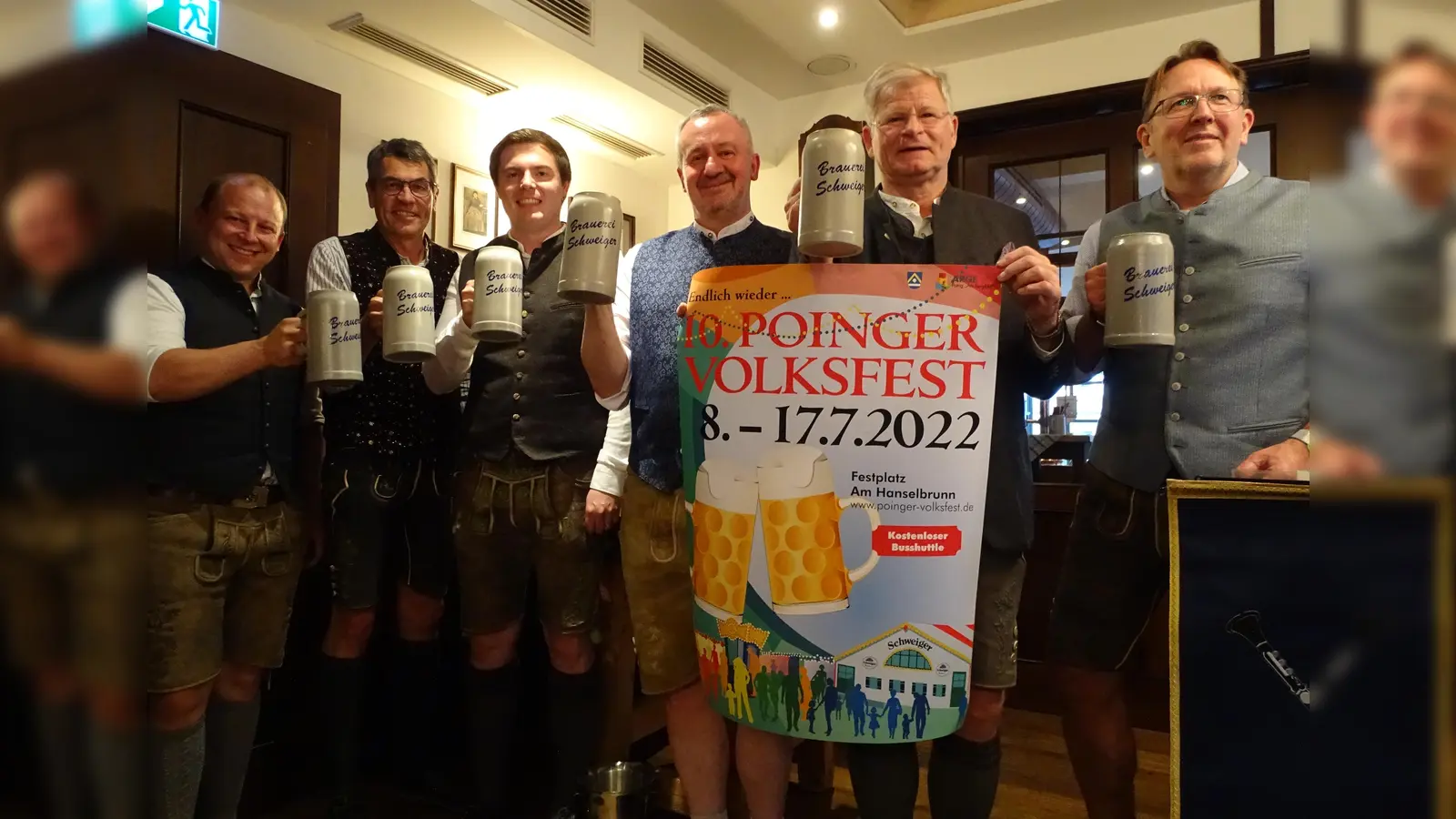 Die Macher des Poinger Volksfestes bei der obligatorischen Bierveröstigung. Ab Freitag dürfen sich auch die Besucher auf Frischgezapftes freuen.  (Foto: Simone Scha?fer)