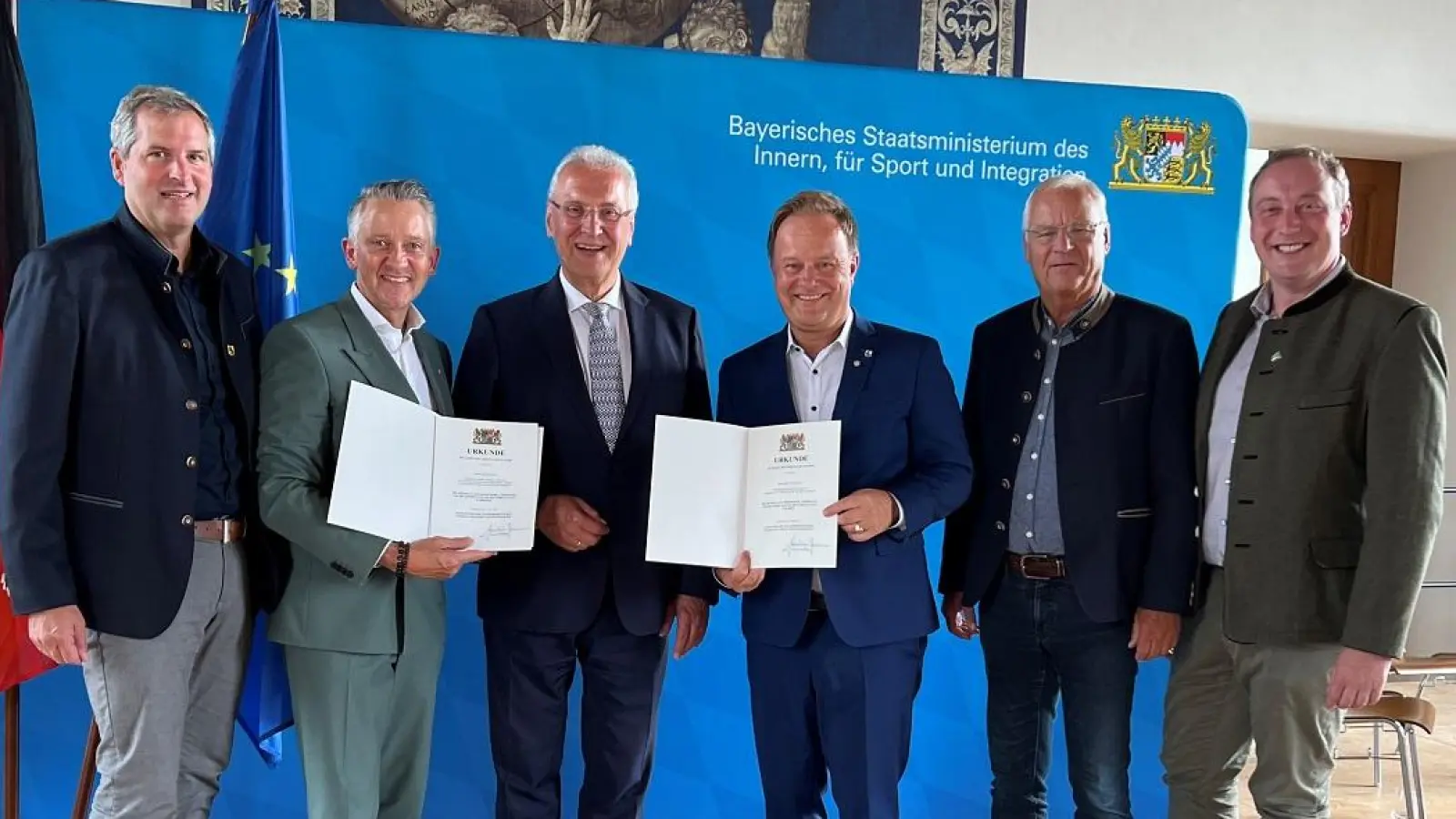 Ehrenmedaillen für Thomas Huber und Robert Niedergesäß: (v.l.n.r.) Christian Bauer (Brgm. Grafing), Thomas Huber (MdL und Stadtrat Grafing), Innenminister Joachim Herrmann, Robert Niedergesäß (Landrat Ebersberg), Walter Brilmayer (Stellvertretender Landrat Ebersberg), Leonhard Spitzauer (Brgm. Vaterstetten). (Foto: Gem. Vaterstetten)