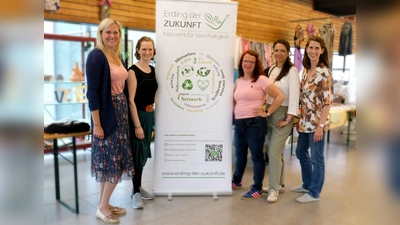 Das Team von „Erding der Zukunft“ freut sich über die große Resonanz der Kleidertauschparty: Rund 450 Besucherinnen und Besucher wurden gezählt. (Foto: Erding der Zukunft)