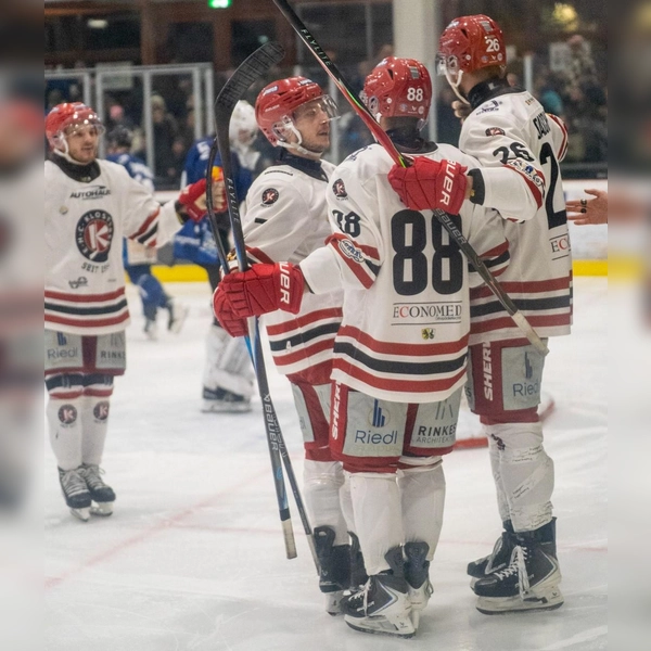  Kelvin Walz (links) und Alexandre Gagnon (#88) mit Nicolai Quinlan und Florian Gaschke beim Feiern eines Tores. (Foto: smg)